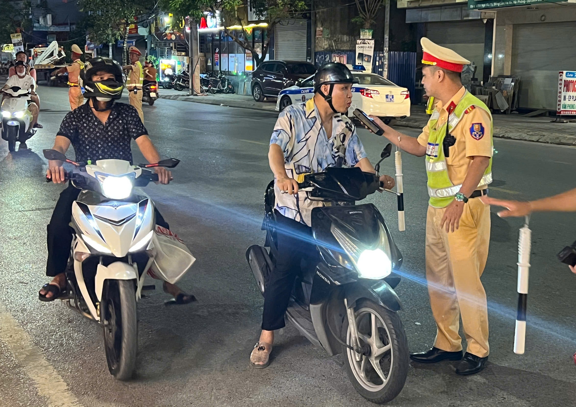 Phát hiện, xử lý 5 trường hợp vi phạm nồng độ cồn trong tối 13/10